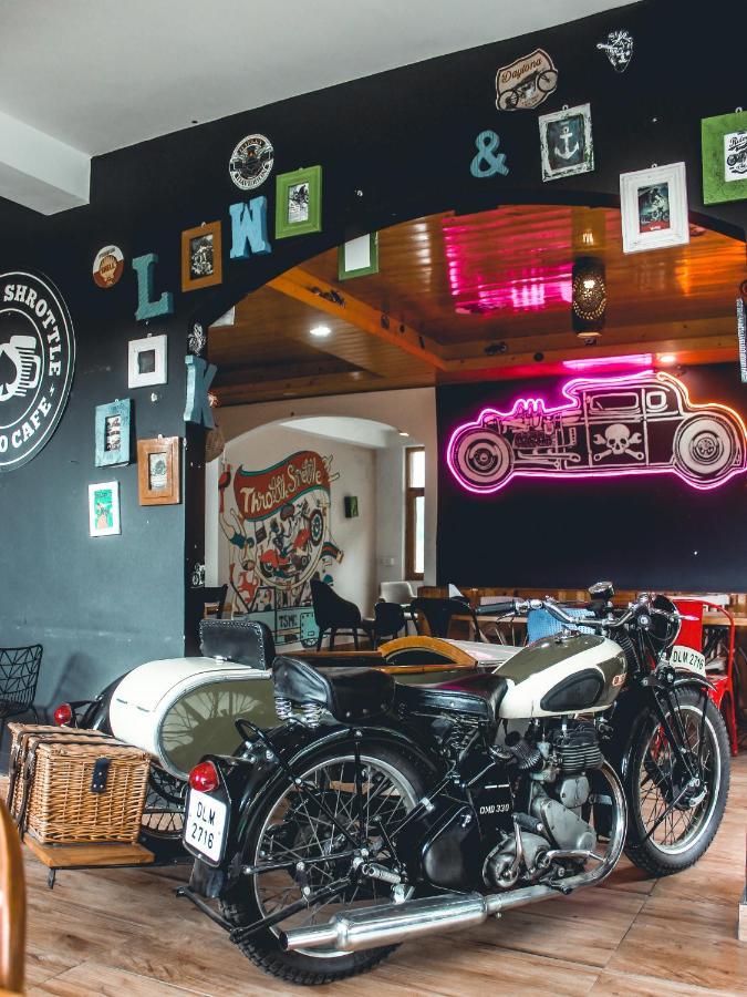 Throttle Shrottle Moto Hostel มะนาลี ภายนอก รูปภาพ